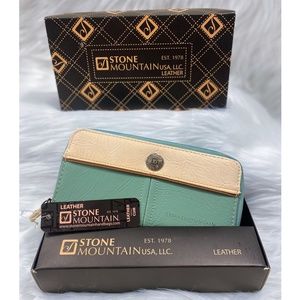 NWT Women's Leather Stone Mountain Wallet